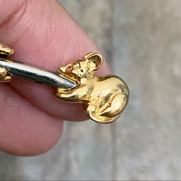 Vintage Unsigned Gold-tone Cat Catching Mouse Slider Brooch - Picture 5 of 15